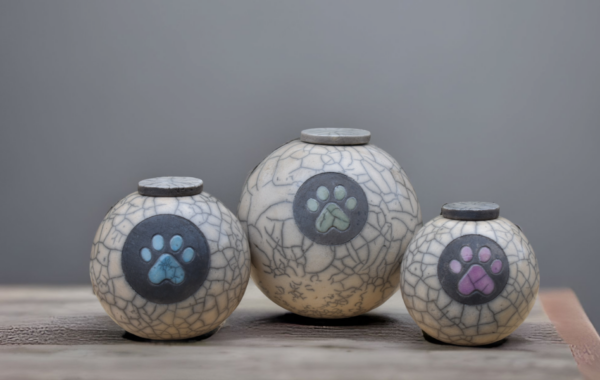 Bol urn met pootje in zwarte cirkel - Urnenatelier Unique